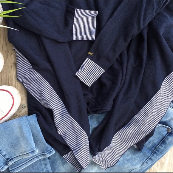 Tommy Hilfiger Poncho with Sleeves - Picture 2 of 4